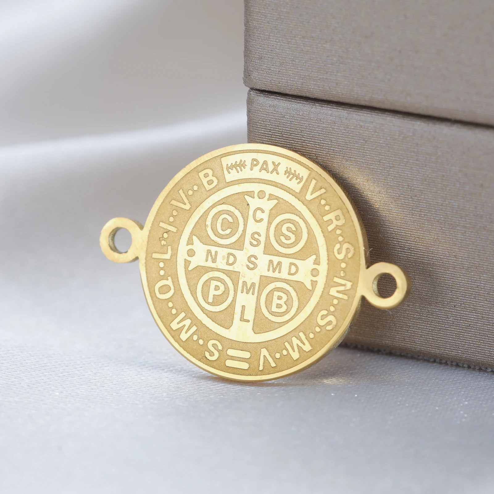 1 Stück doppelseitiges Exorzismus-Kreuz, Heiliger Benedikt-Anhänger für Armbänder, Schmuckherstellung, Edelstahl-Amulett, Schutz-Anhänger – Detail 6