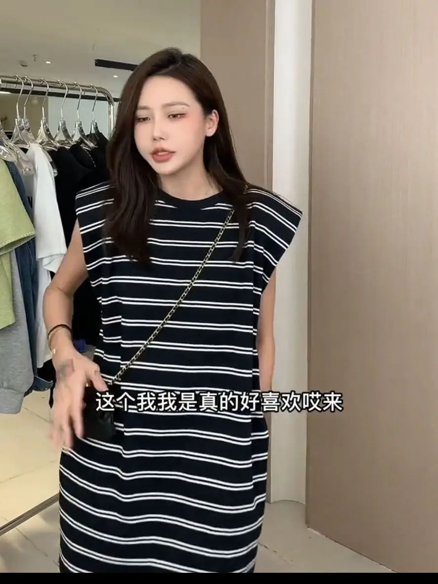 Ontwerpgevoelige nisjurk met gestreepte zak en afslankende taille-T-shirtrok tot over de knie