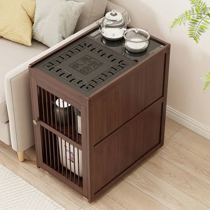 عدد قليل من خزائن الشاي على الأريكة، وطاولة غليان، وطاولة شاي متحركة للاستخدام المنزلي