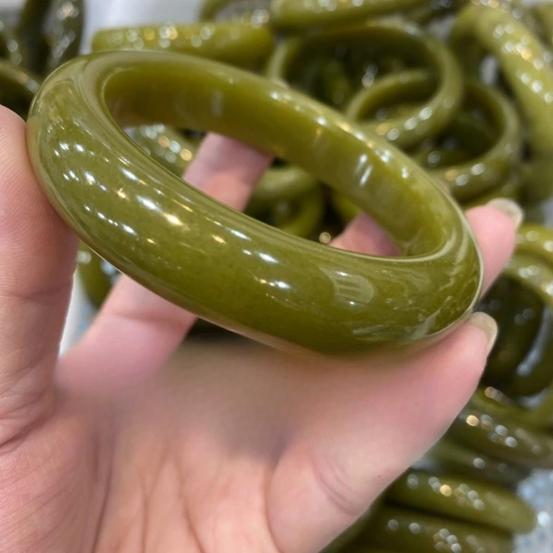 

Avocado Color Jade Bracelet Yellow-green Women's Model