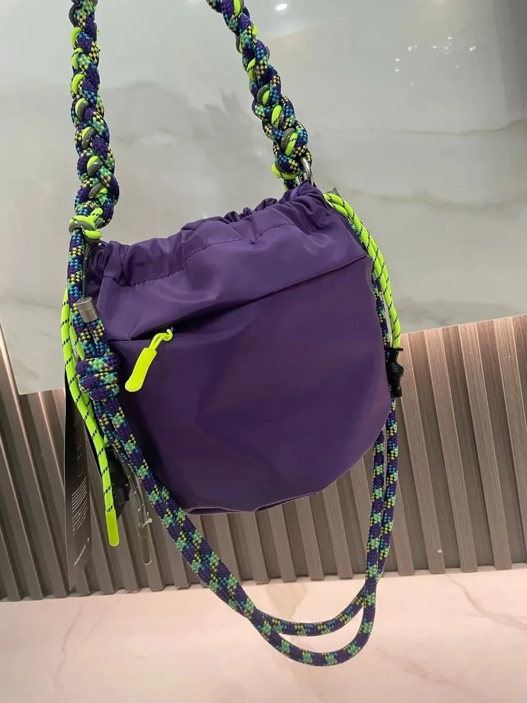 

Дизайнерский стиль Двусторонняя сумка-ведро Дизайн сумки через плечо Большая вместительная спортивная сумка для альпинизма на открытом воздухе размером 20*20*15 см