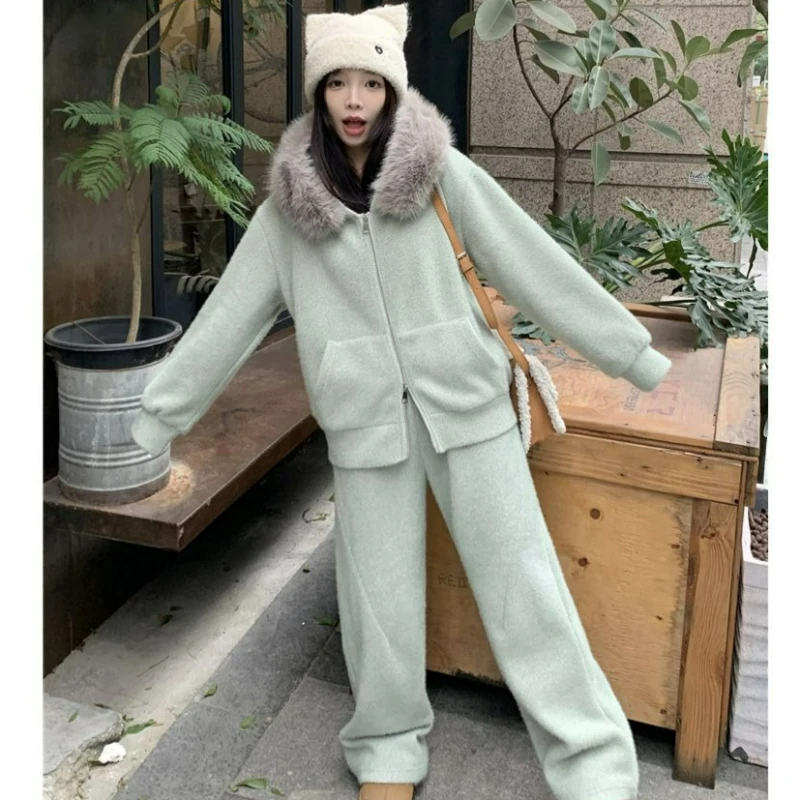 

Женский комплект больших размеров с меховым воротником, мягкий стильный комплект с откидной спинкой, 2026, зимнее повседневное меховое пальто на молнии, широкие брюки, теплый комплект из двух предметов