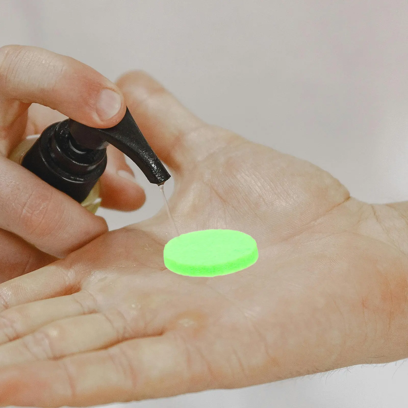 

100Pcs Round Aromatherapy Pads Fiber Cotton Essential Oil Diffuser Refill for Pendant Necklace Long-Lasting Scent Replacement