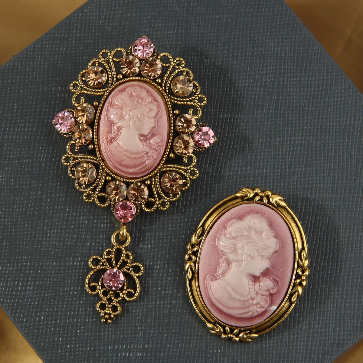 Two-Piece Set Bohemian Luxury Palace Style Embossed Beauty Head Ladies Brooch Suitable for Banquets, Weddings And Daily Wear