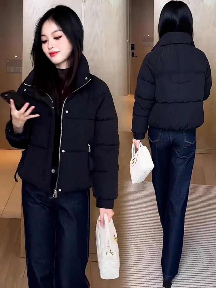 

Модная короткая пуховая куртка для женщин: теплая, стильная, приталенная, зимняя, с вырезами, длинными рукавами и молнией