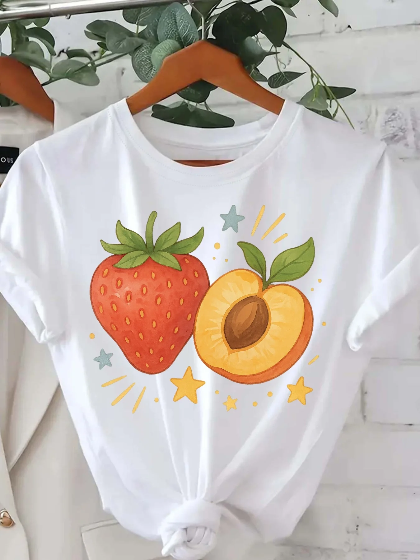 تي شيرت نسائي بأكمام طاقم ورقبة دائرية وطباعة فاكهة الخوخ والفراولة مع نجوم هاراجوكو ملابس جمالية غير رسمية بأكمام قصيرة