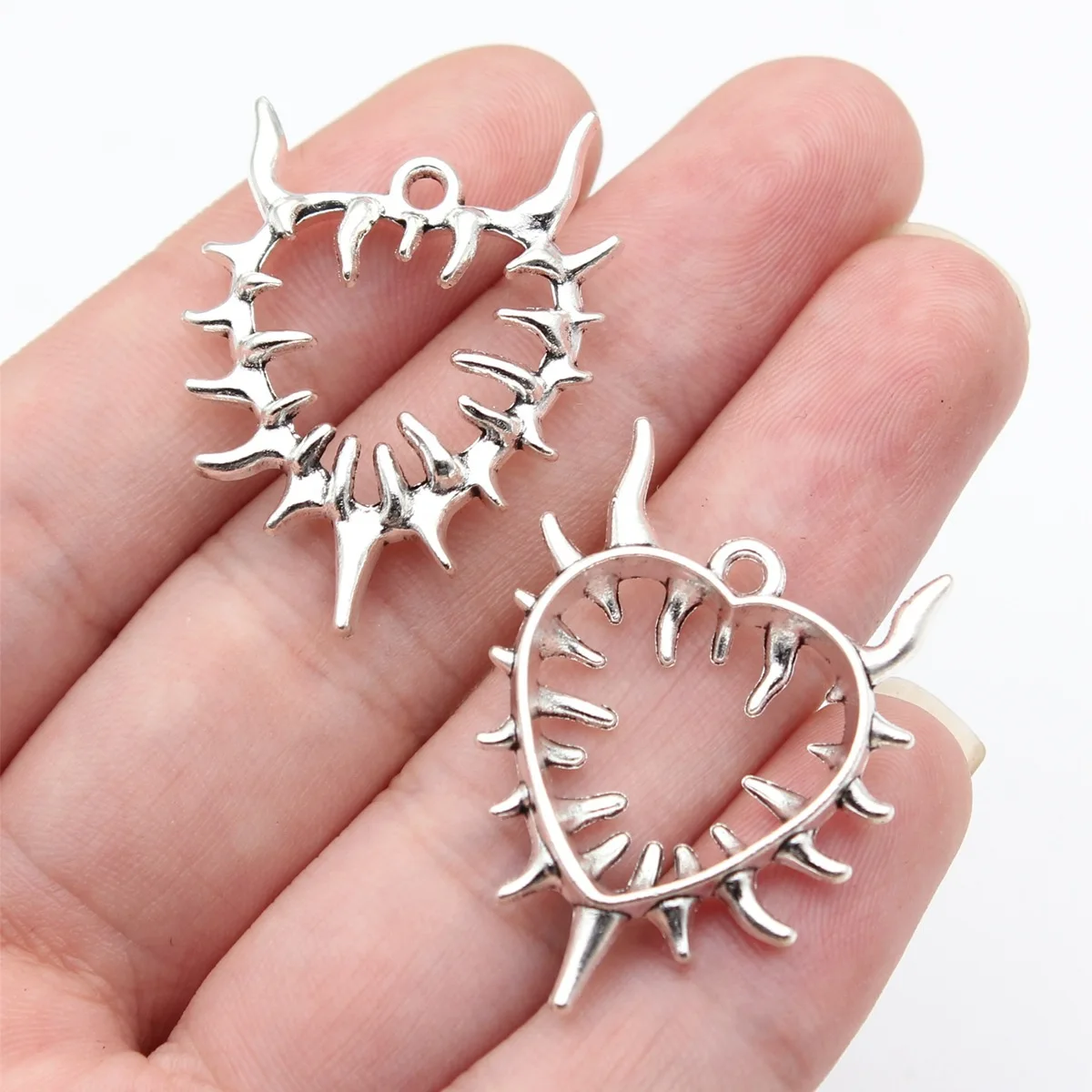 10pcs 33x25mm Antique Silver Color Gothic Spiked Devil Heart Charms Pendant DIY Jewelry Materials Bulk