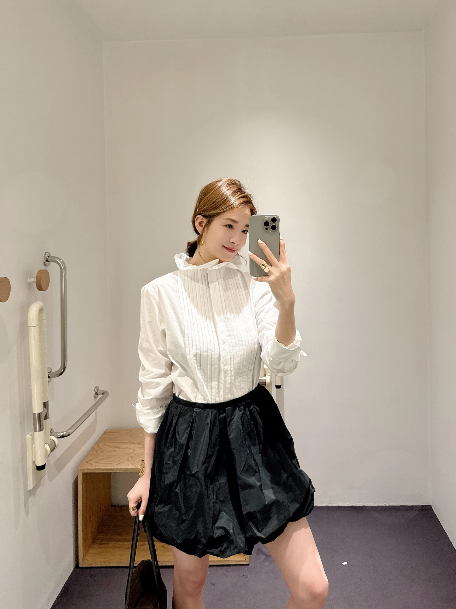 

Женская хлопковая рубашка C Home Весна 2026 с длинным рукавом, воротником-стойкой, плиссированным дизайном, белая, прямого кроя, с карманом на пуговицах, минималистичный стиль