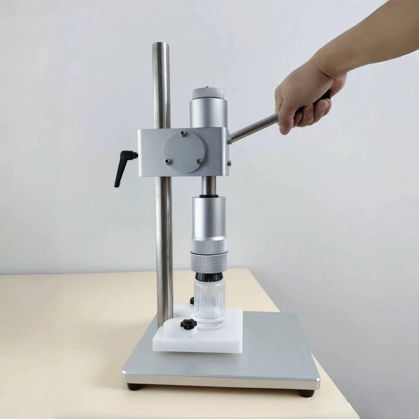 

Portable Hand Press Perfume Bottle Capping Tool for Spray Pump Collar and Neck Seal