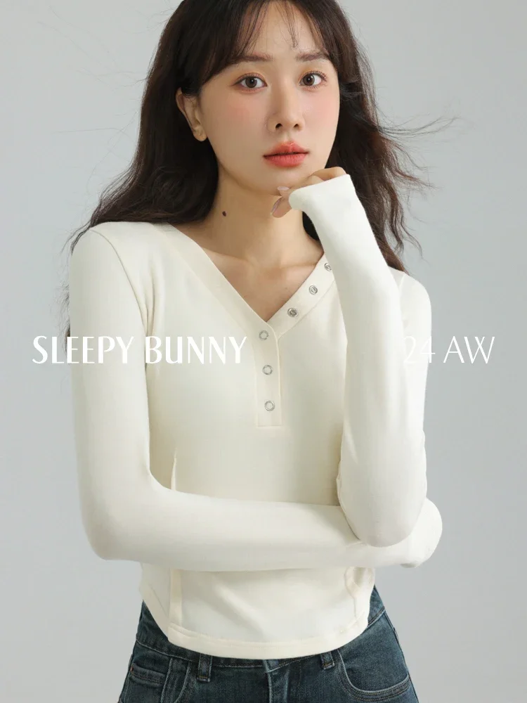 تي شيرت نسائي بأكمام طويلة ورقبة على شكل حرف V، ملمس كشمير ناعم، مقاس نحيف، تفاصيل أزرار مريحة، مثالية لطبقات الارتداء اليومي