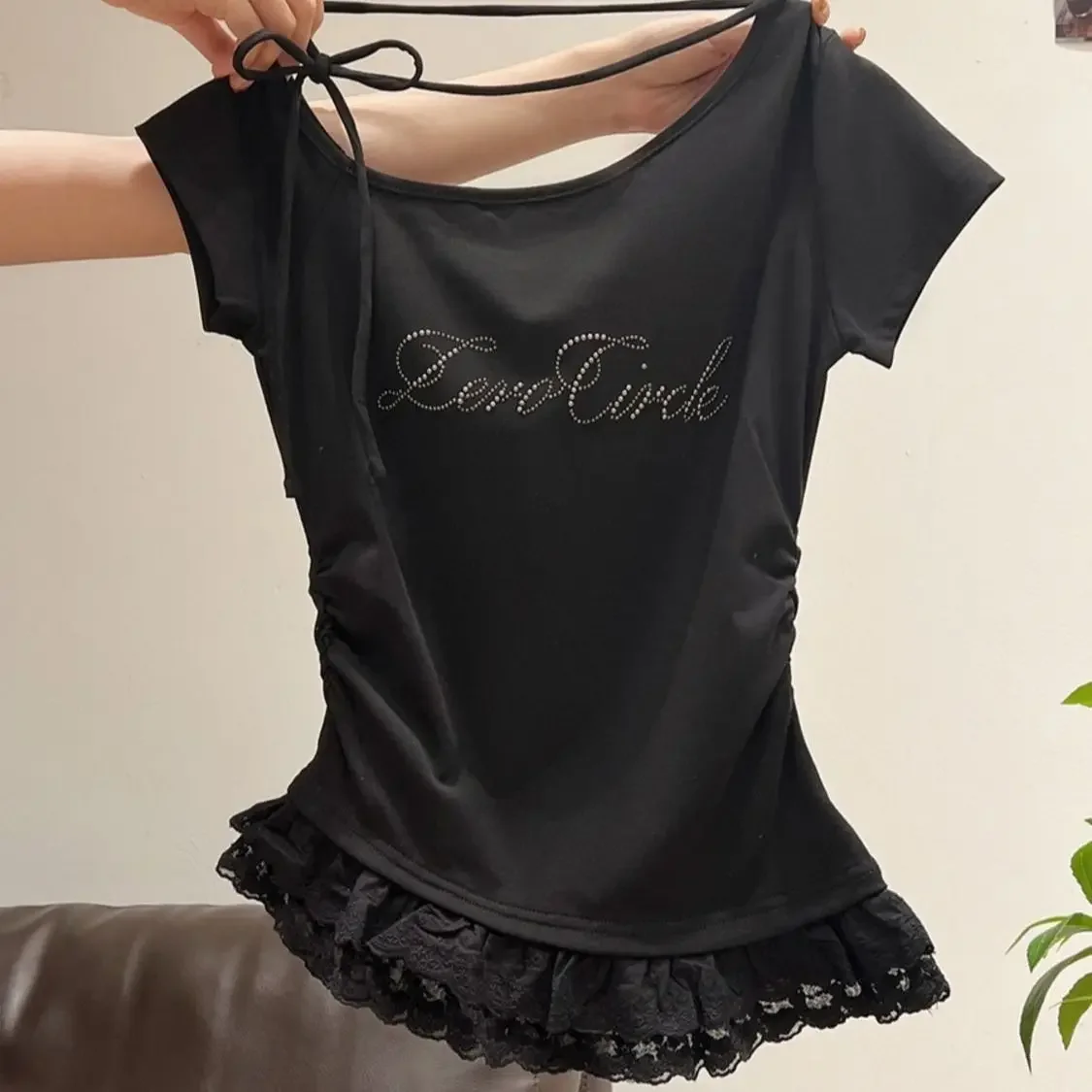 صيف 2025 رغبة نقية حلوة حار قصيرة الدانتيل تقليم رسالة مزين الياقة غير المتكافئة معلقة الرقبة حجم صغير