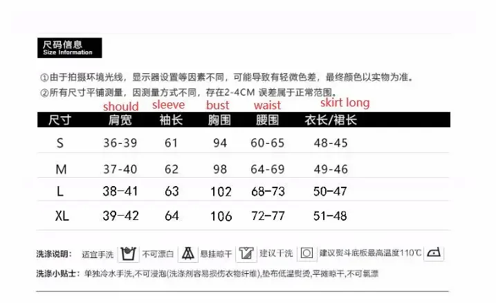 Le ragazze dell'uniforme scolastica giapponese vestono il vestito da marinaio primaverile