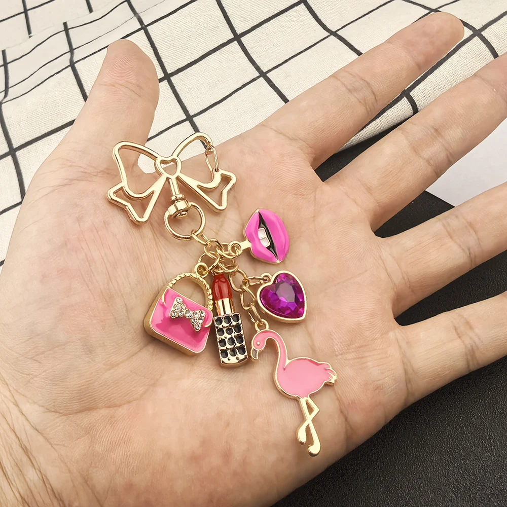 Hübsche Rose Red Bag Lips Flamingos Lippenstift Emaille Schlüsselanhänger Schöner Herz Schlüsselanhänger für Frauen Mädchen Handgefertigtes Schmuckset Charms