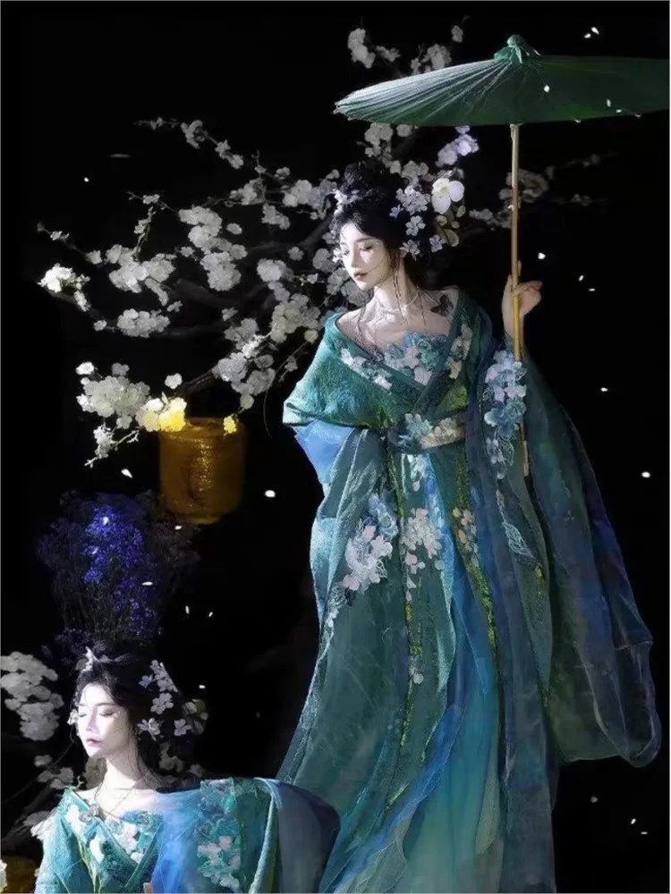 A complete set of new Hanfu robes with gradient embroidery and heavy craftsmanship
