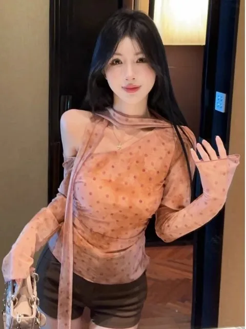 เสื้อยืดลายจุดสไตล์เกาหลี แขนยาว ดีไซน์ไม่สมมาตร ทรงเสื้อเปิดไหล่เฉียง สำหรับฤดูใบไม้ร่วง แฟชั่นผู้หญิง