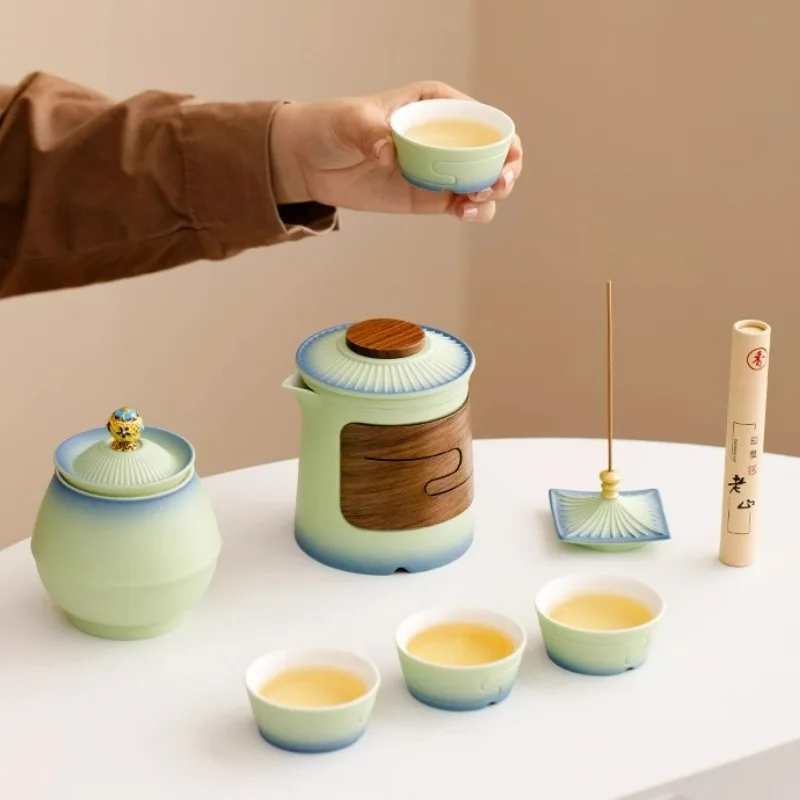 

Palace Museum Travel Tea Set Ceramic Teapot with Four Cups Portable Chinese Style Gongfu Tea Set for Outdoor Camping Office Gift
