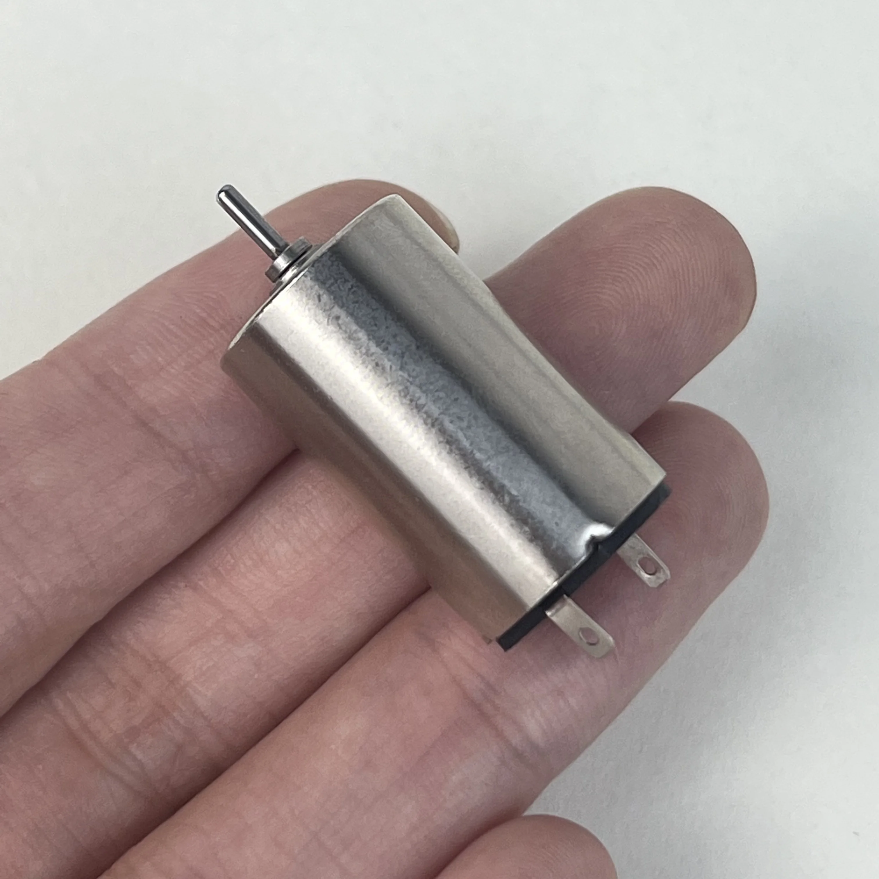 

16 мм * 26 мм 1625 бессердечный двигатель постоянного тока 6 В-18 В 12 В 9000 об/мин высокая скорость для роторной машины для татуировки