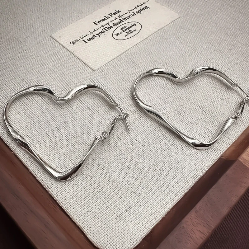 Moda grande amor coração brincos para mulheres cor prata torção metal geometria balançar brincos breve rua jóias românticas