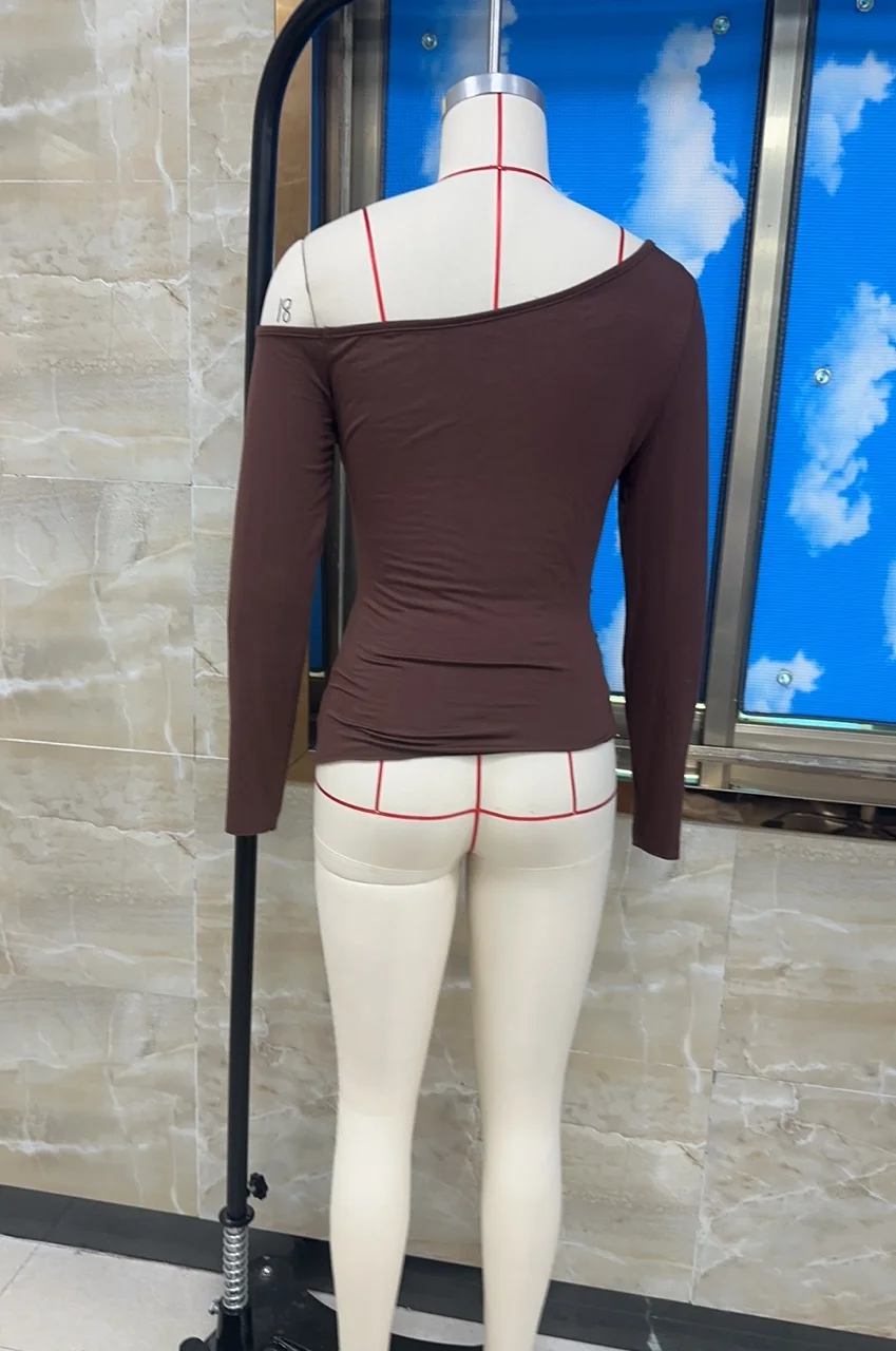 ابق مريحًا وأنيقًا في تي شيرت بني الشوكولاتة بدون أكتاف - مثالي لخريف!