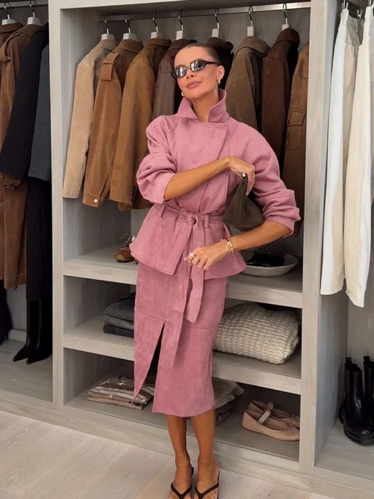 

Женский модный костюм: асимметричная короткая куртка с молнией и поясом + однотонная повседневная юбка миди с разрезом по низу