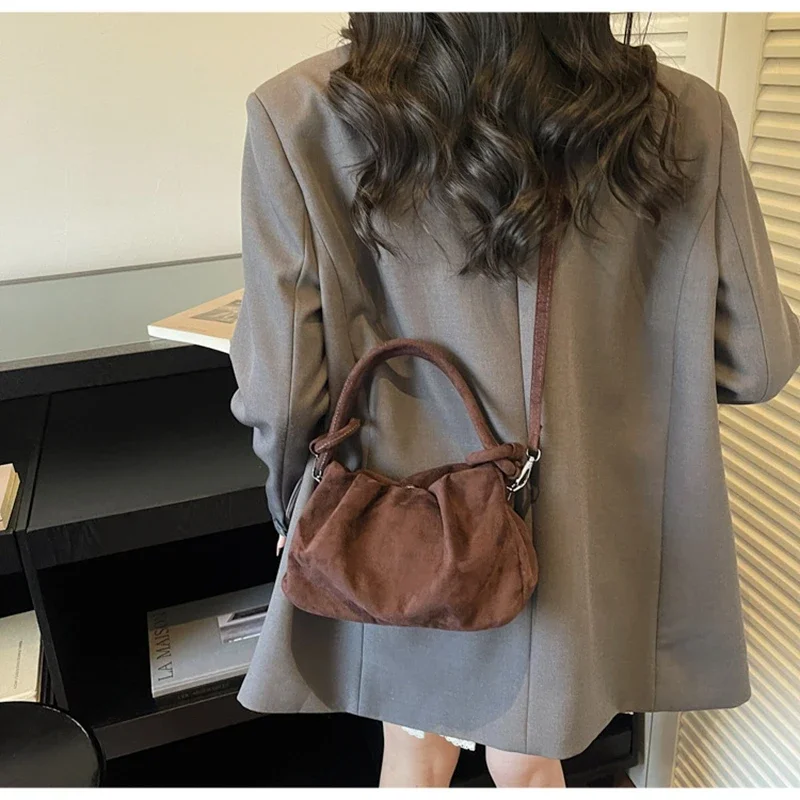 Einfache Umhängetasche aus Wildleder im Retro-Stil für Damen, modische Tragetasche, lässige, bequeme und vielseitige Schultertasche mit Textur, Pendler-Handtasche – Detail 2