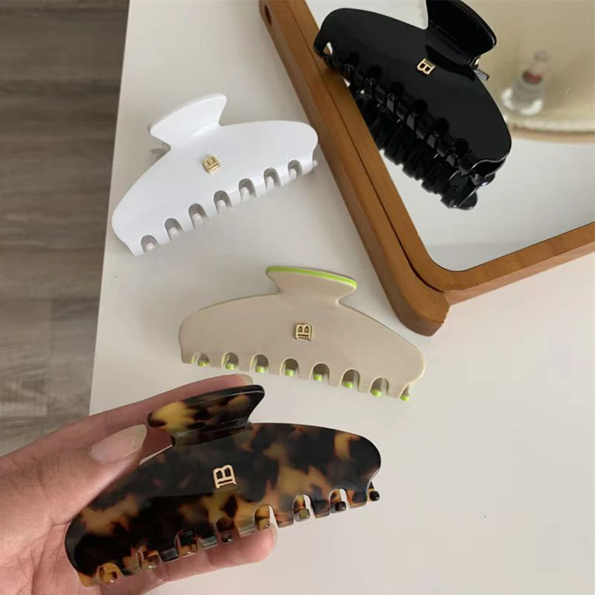 1pc Korean letter B arc grab clip high texture acetate hair clip sweet and versatile hair shark clip hair accessories image 2