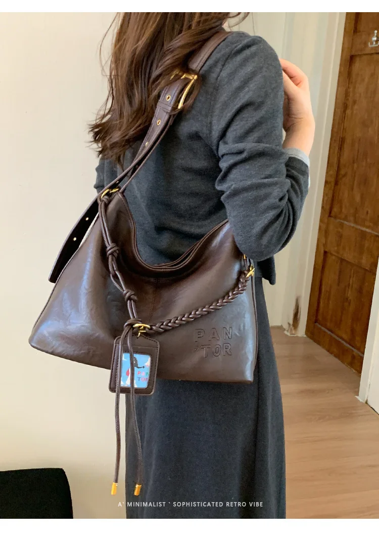 Luxuriöse Vintage-2025, Retro-Umhängetasche mit großem Fassungsvermögen, Premium-Nischen-Umhängetasche für den Herbst-Pendelverkehr