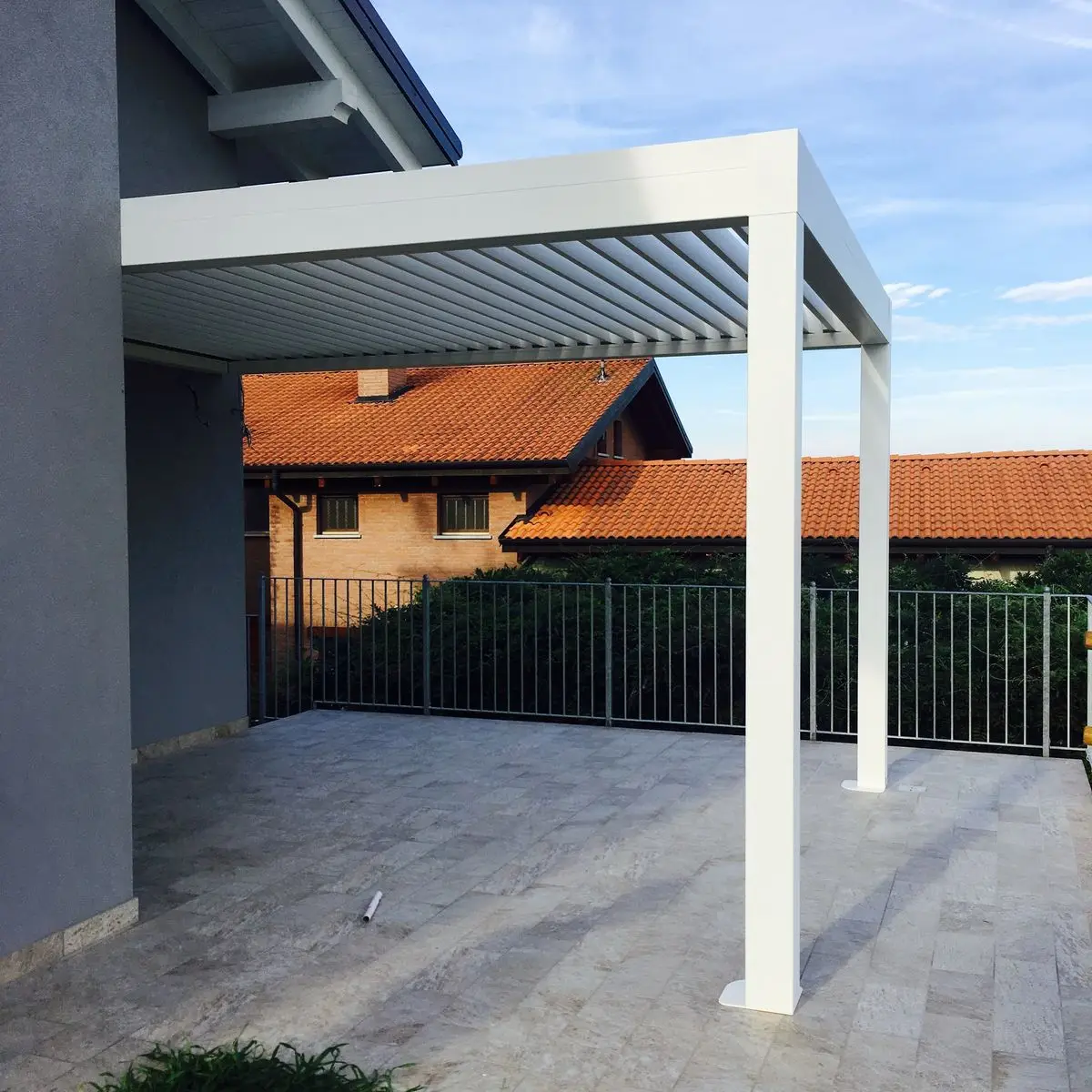 

Уличная биоклиматическая беседка-пергола от производителя с электрическим навесом, регулируемыми ламелями и рулонными шторами, алюминиевая конструкция