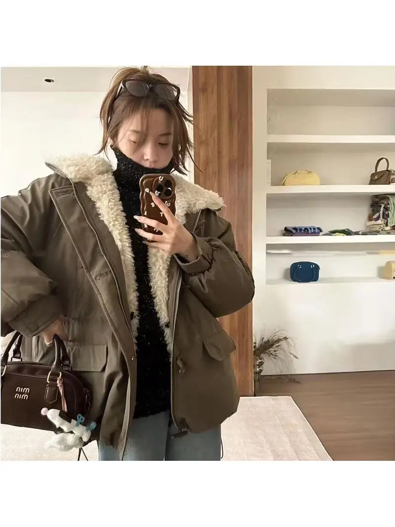 

Корейская шикарная зимняя куртка 2025 года: новая модель, утепленная флисом, женская, средней длины, с капюшоном, универсальная, теплая, плотная верхняя одежда