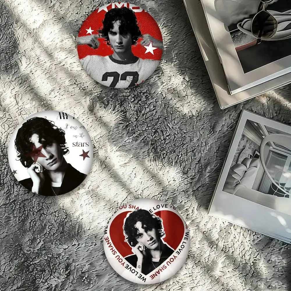 Singer Sombr Back To Friends Anime-Foto-Broschen, kreative runde Anstecknadeln, Geschenke, Pins