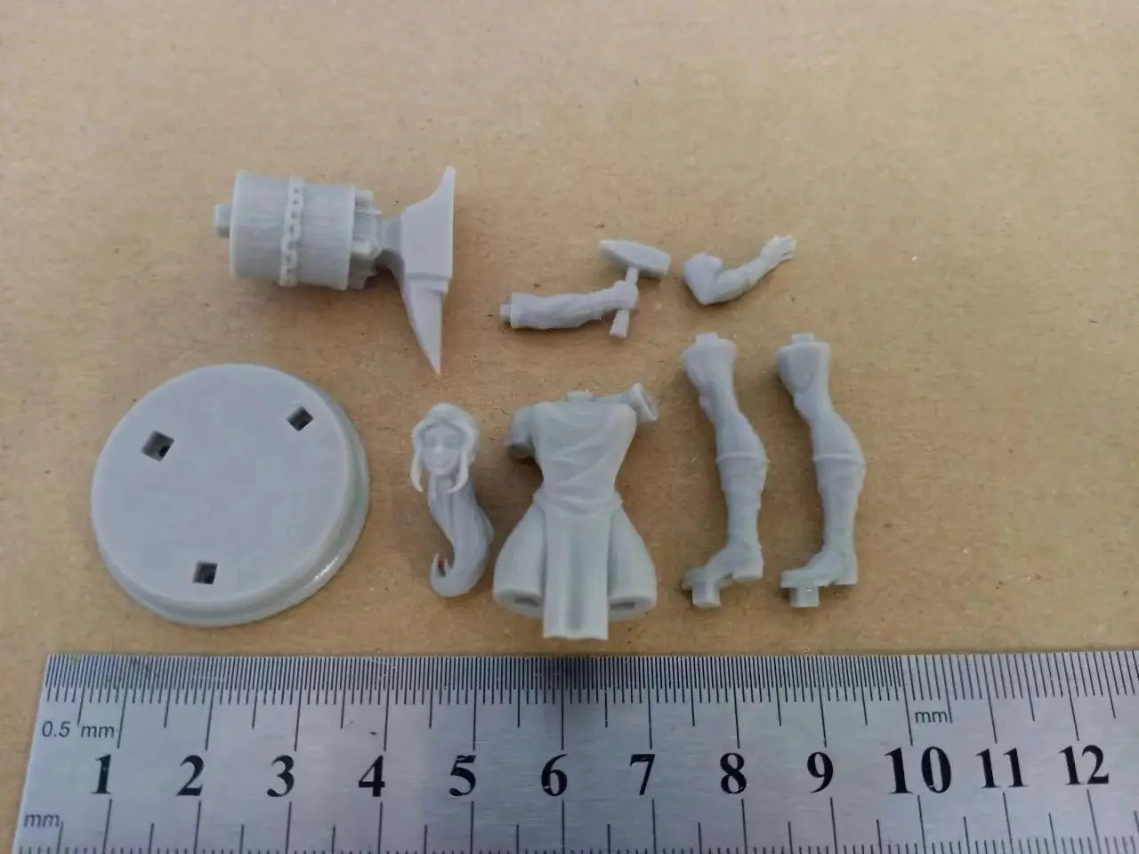 Figurka żywiczna w skali 1/24 Balck Smith Nsfw DIY, dwie wersje do samodzielnego montażu, zestaw modelarski, niezmontowana i niepomalowana rzeźba, zabawka. ﻿