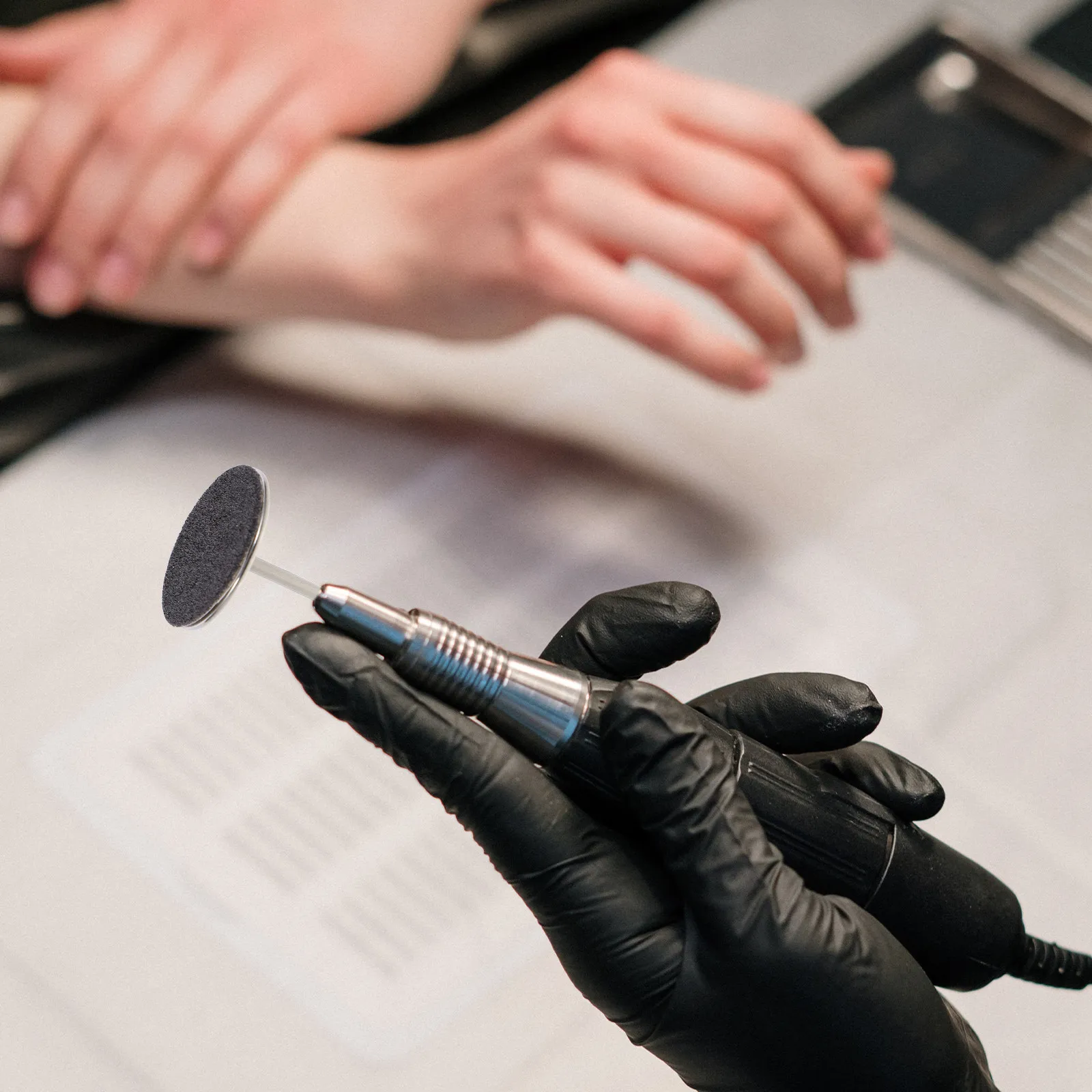 

Набор для педикюра: шлифовальные диски для маникюра, сменные насадки для обрезки ногтей, удаления омертвевшей кожи и мозолей, наждачная бумага для шлифовки.