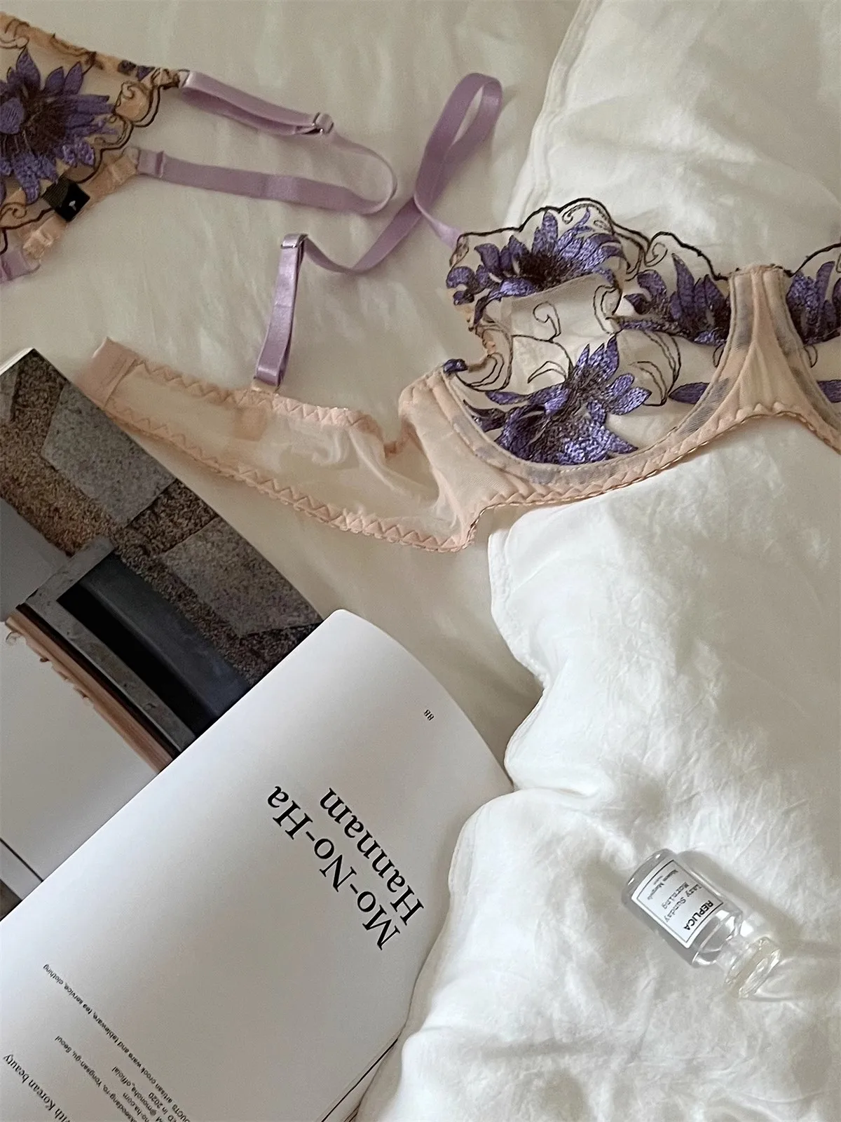 Embroidered three-piece French thin bra with large breasts Sexy lace adjustment hollow-out with underwire support pure desire ga