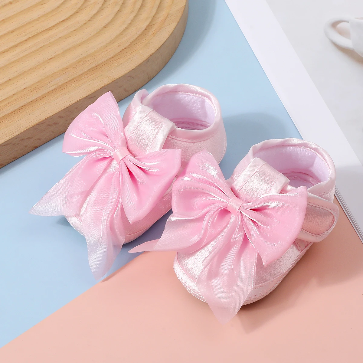 Baby non-slip learning walking shoes, cute bow design, soft flat shoes for infants, suitable for indoor parties and gatherings.