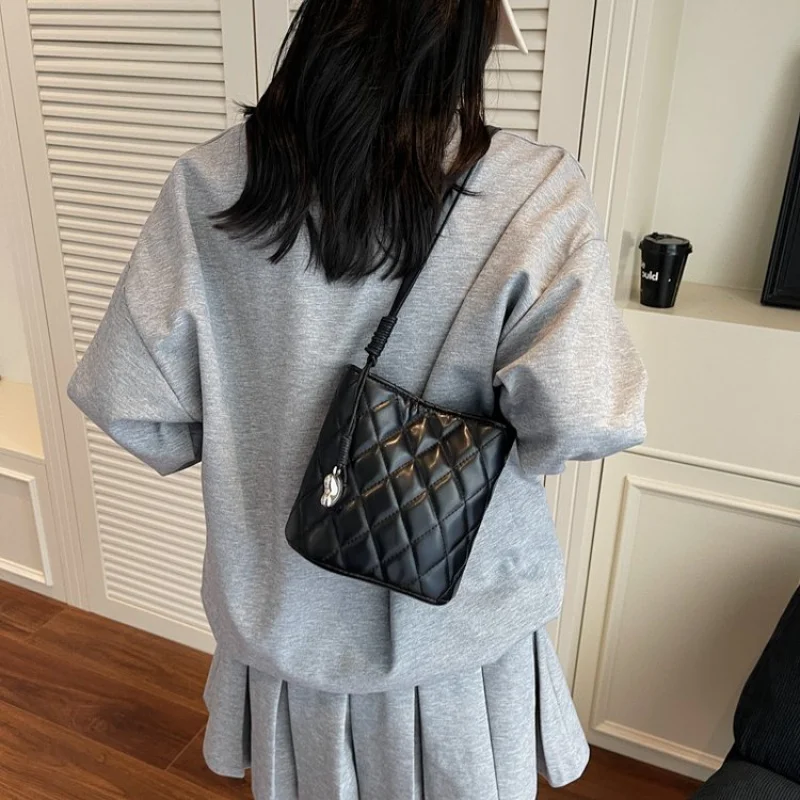 

High-End Women's Casual Simple Leather Crossbody Bag Paris Fashionable Elegant Ladies Vintage Messenger Bag