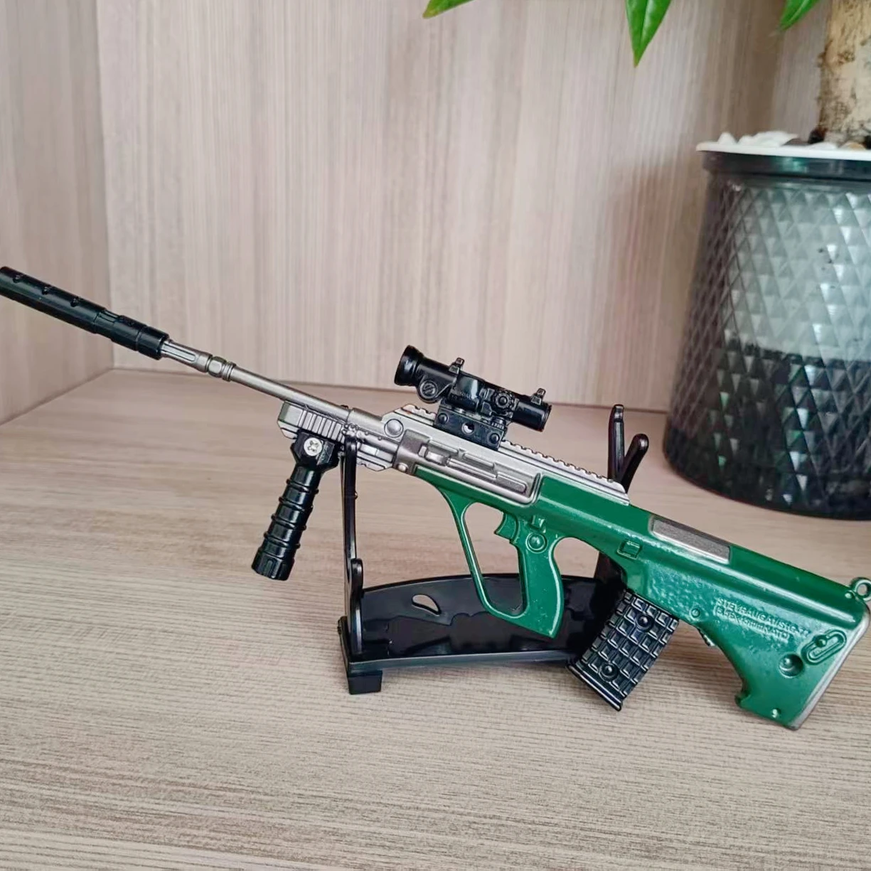 

20cm AUG Toy Gun Desktop Decoration Ornament Alloy Rifle Model Mini M416 Toy Gun Boy Adult Christmas Gift