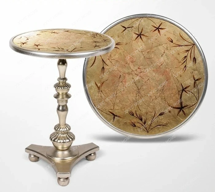 

Окрашенный уголок, несколько ретро-раскрашенных вручную телефонных столиков, небольшой круглый стол