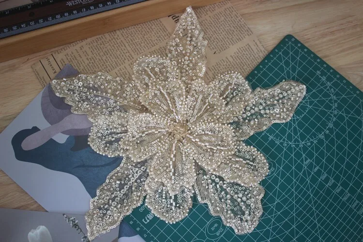 9 Farben Neue Perlen-Pailletten 3D-Applikationen Spiegelblumen Spitzenstoff Abendkleid Applikations-Dekorationspatch für Brust und Rücken – Detail 27