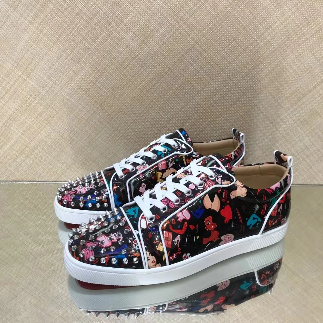 

Роскошные повседневные туфли с низким берцем и серебряными заклепками на носке, обувь на плоской подошве, кроссовки, черные мужские туфли из кожи с граффити и красной подошвой со стразами