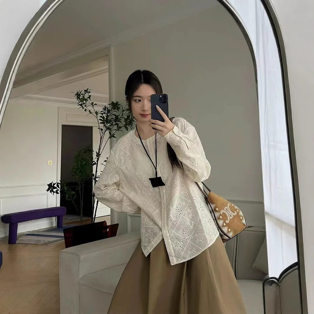 

Loose Fit round Ne Long Sve Embroidered Hollow out irt Casual Sle Cotton Material Color Faionable Top