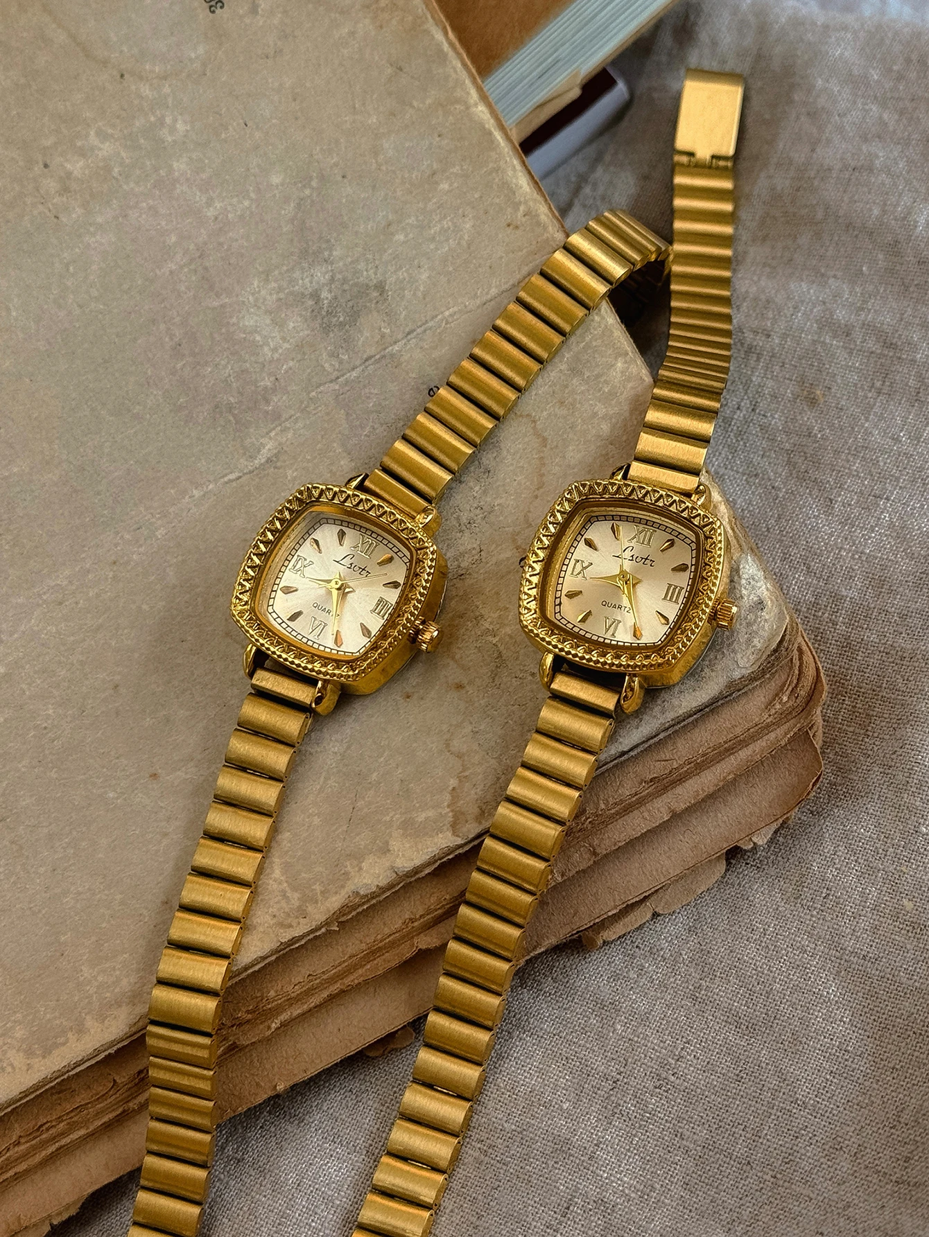 1 New Model of Gold-Colored French Classic Retro Style High-End Elegant and Exquisite Women's Quartz Watch with Stainless Steel Strap, Rectangular Engraved Dial with Arabic Numerals, Fashionable, Artistic, Casual, Simple, Niche Design, Charming and Stylish, Suitable for Daily Wear and as a Birthday Gift