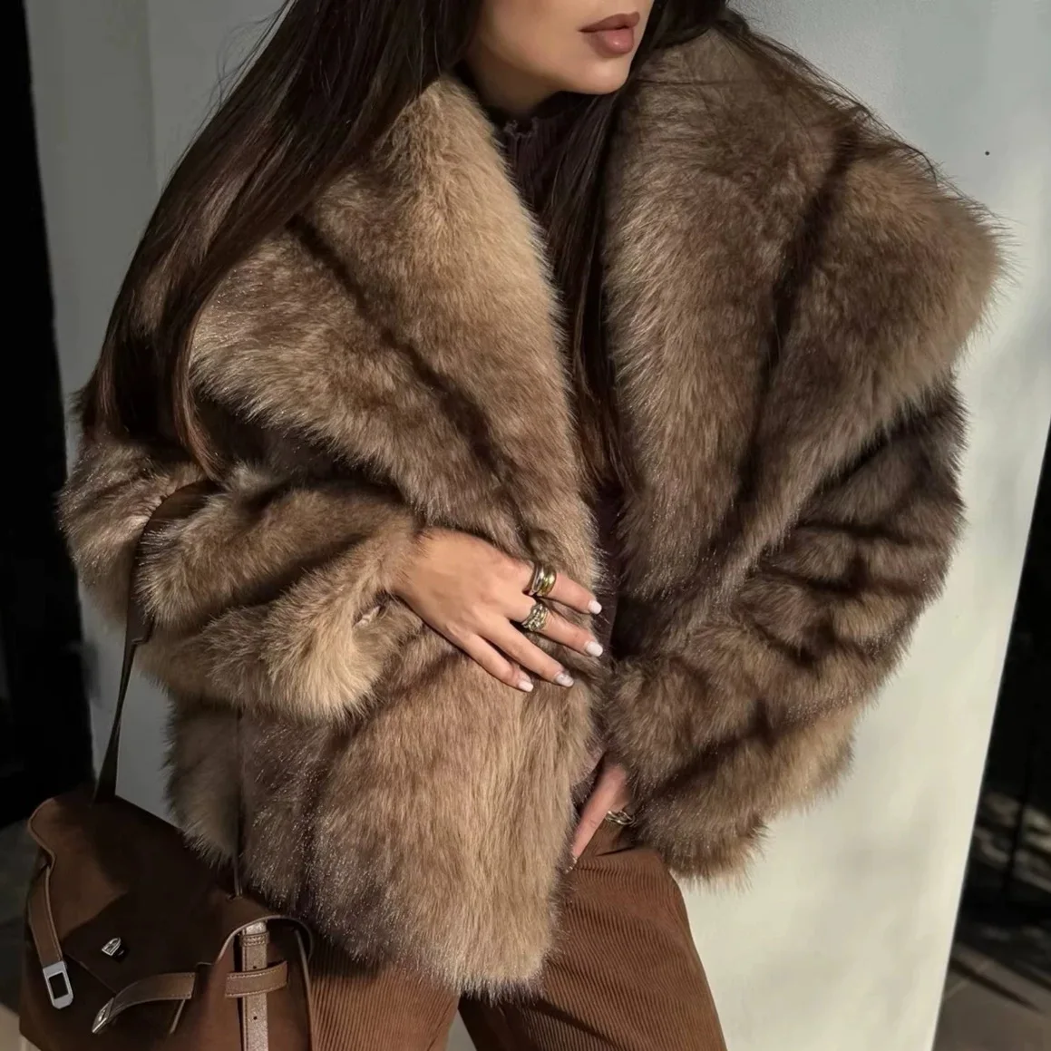 Abrigo de piel de zorro bicolor, moderno para otoño e invierno, abrigo de piel sintética con solapa grande y diseño femenino, ropa holgada de felpa para mujer.