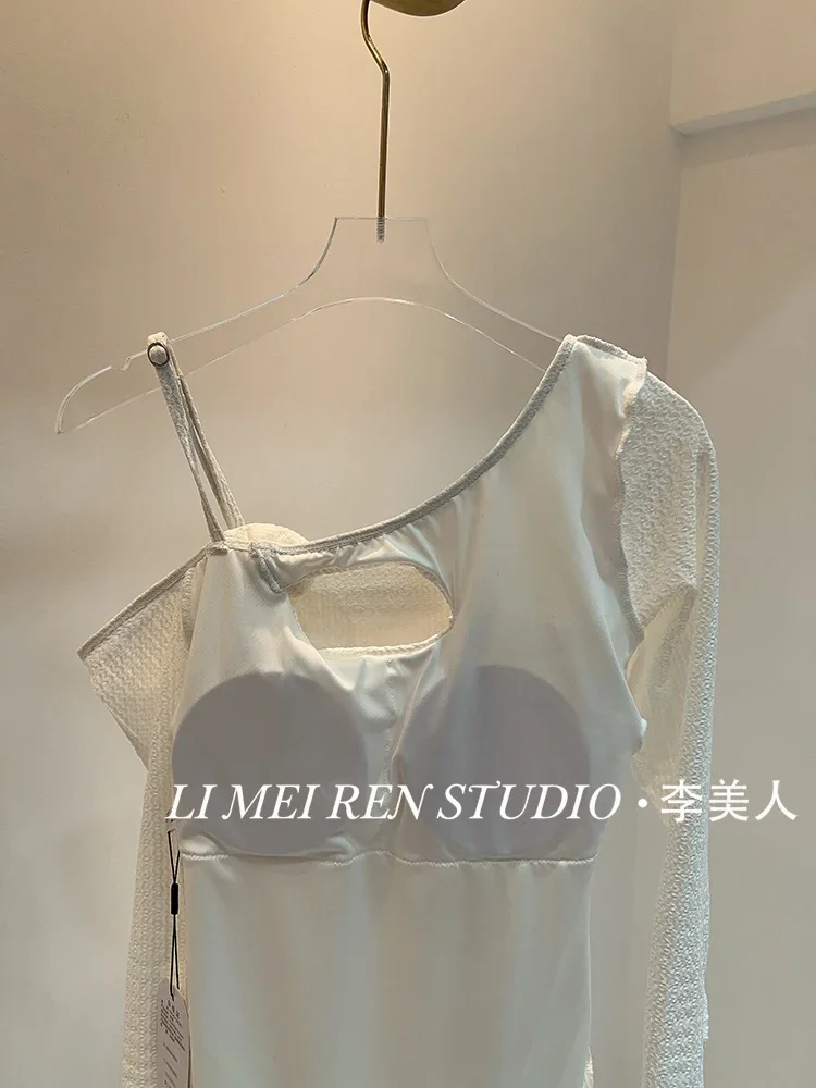 New white floral long sleeved design with a sense of one-piece swimsuit