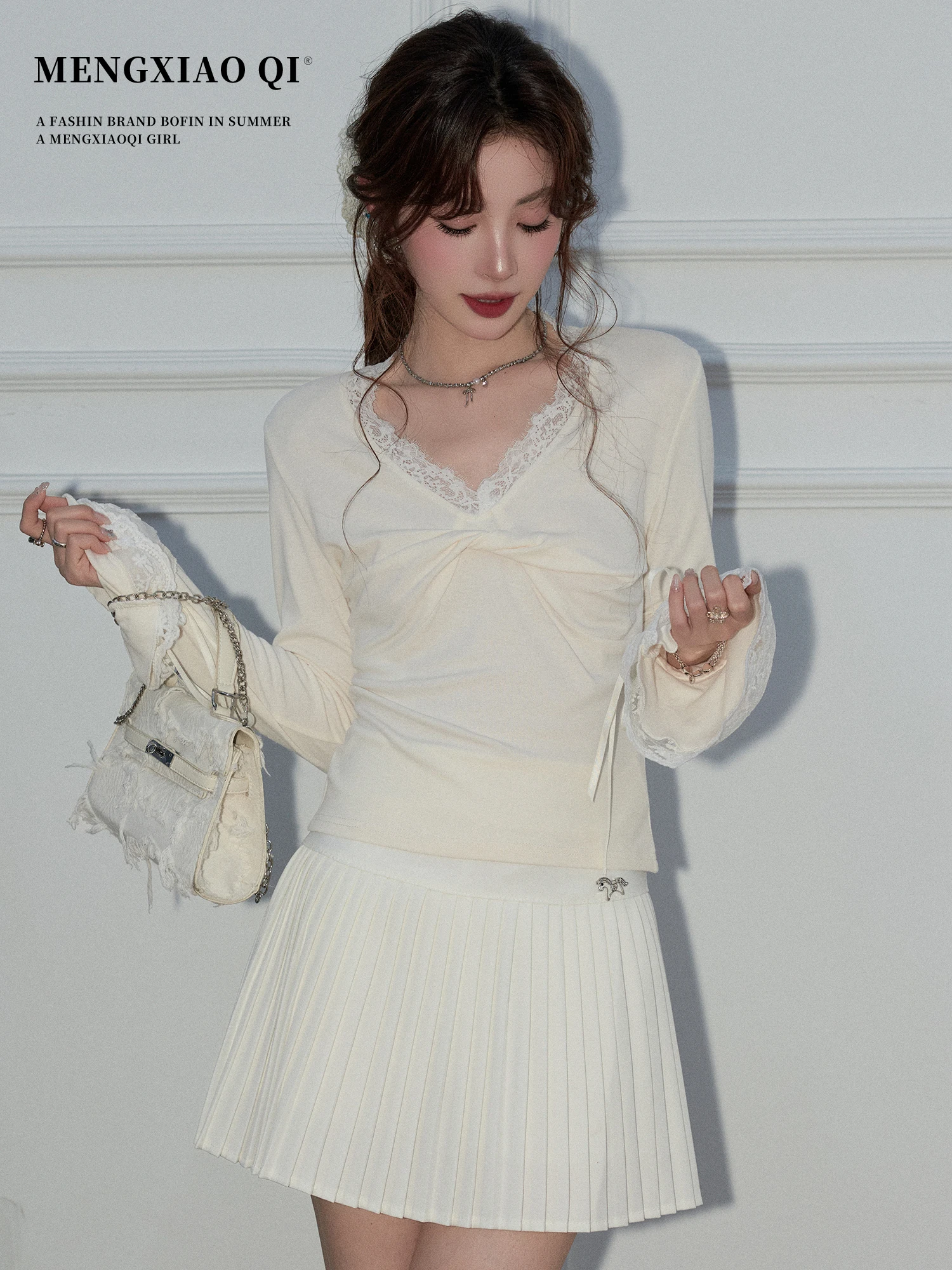 

Женская блузка Meng Xiaoqi с уникальным V-образным вырезом и кружевной отделкой, новая весенняя коллекция, элегантный дизайн, приталенный крой, длинный рукав, нежный стиль, рукава-колокол