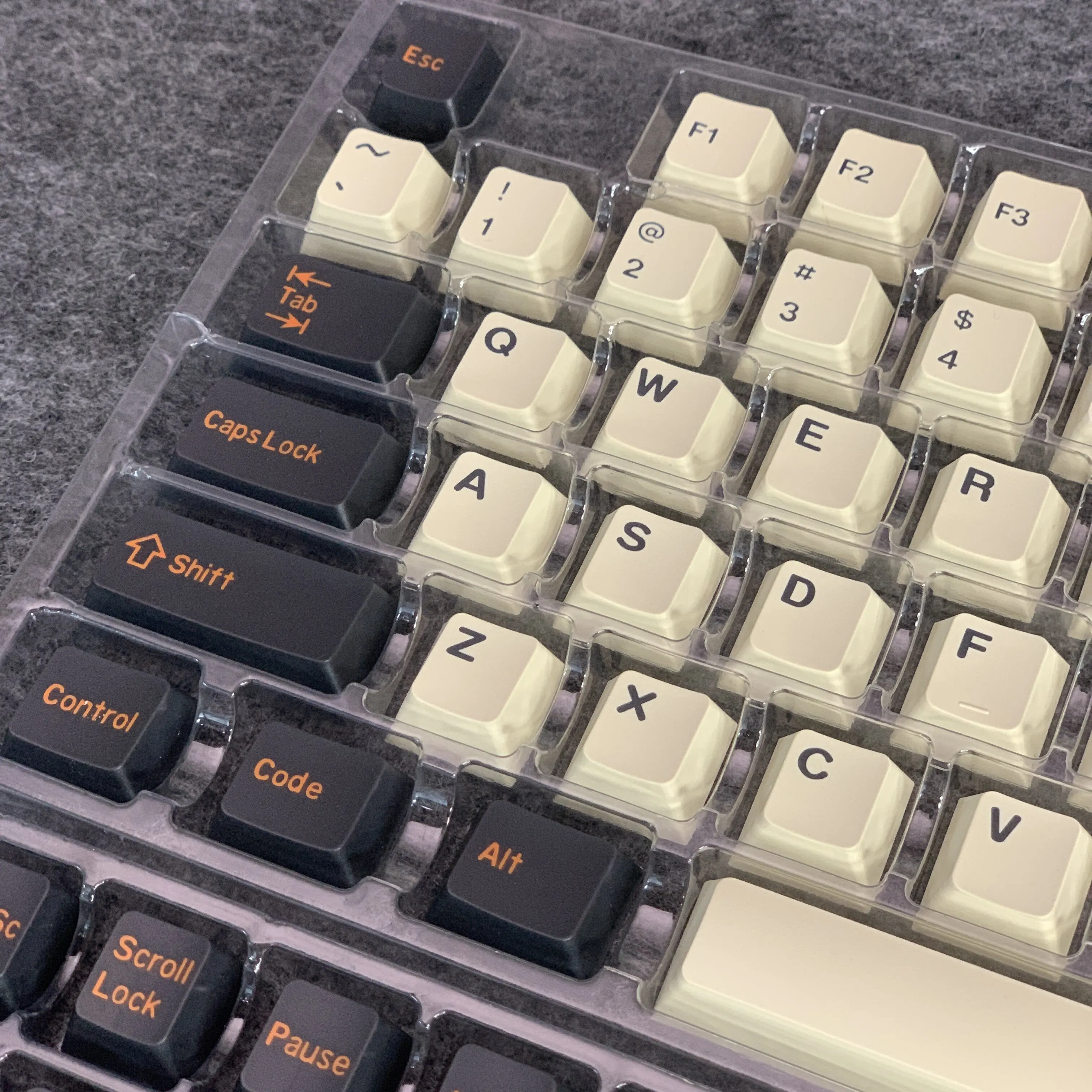 The original height of the keycap is engraved small, and the full set of 170-key PBT materials is suitable for white shell
