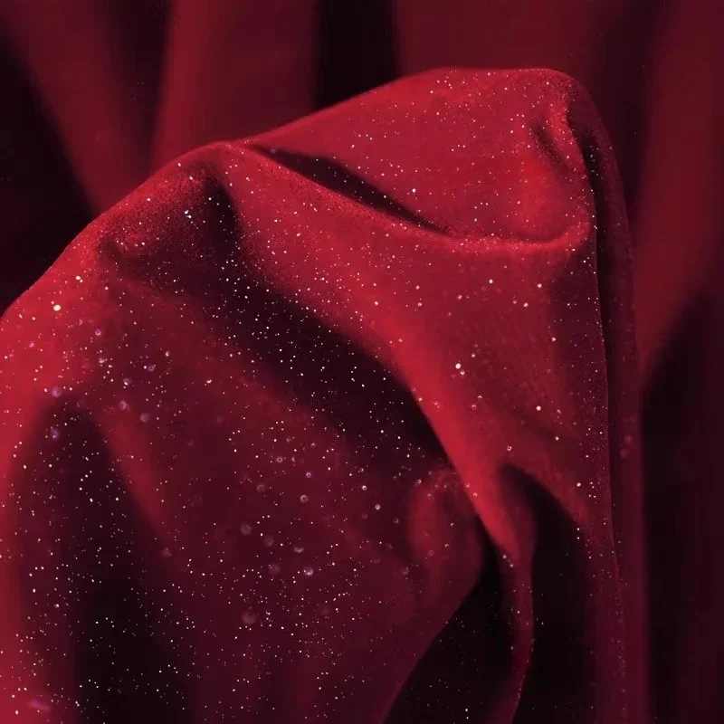 Tessuto stellato in velluto scintillante con diamanti rossi profondi, tessuto in velluto brillante cucito per abiti da donna, tessuto decorativo per sfondo