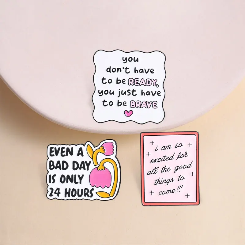 Épinglette en émail « Excitée pour ce qui va arriver » – Style citation positive et inspirante pour optimistes et rêveurs – Usage quotidien