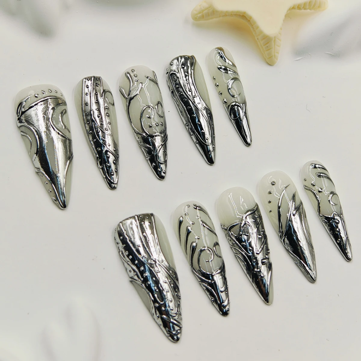 

10 шт. роскошных металлических накладных ногтей, готический панк-стиль, светло-серые длинные шпильки с 3D-металлическим узором в виде спирали