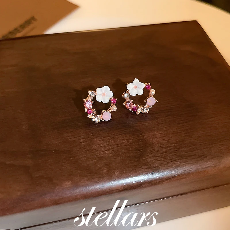 

Super Sparkling Diamond Hollow Flower Pearl Earrings Simple Fresh Sweet Studs Fashionable And Versatile Jewelry