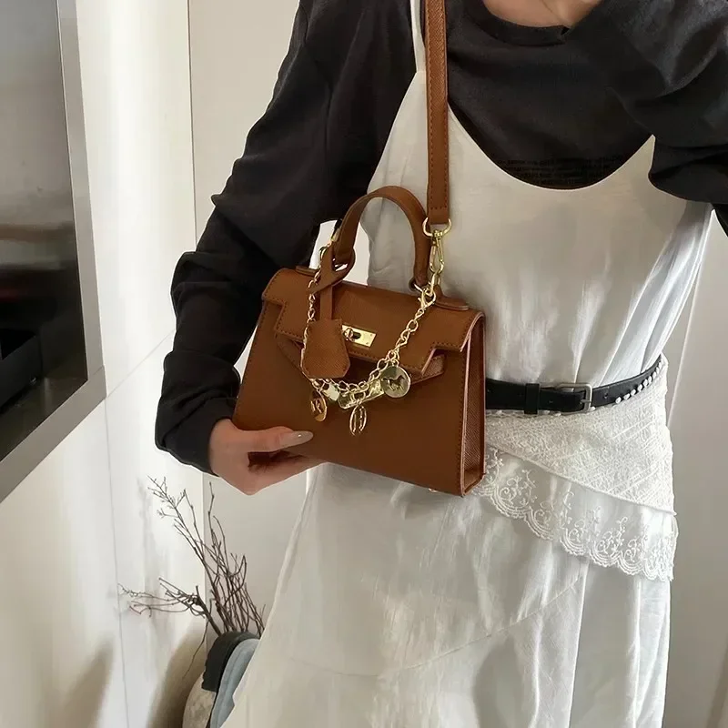 

Elegant Vintage Messenger Handbag For Business Women With Crossbody Strap And Fashionable Letter Logo